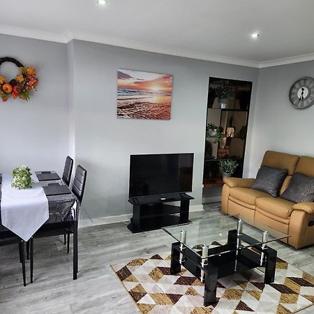 Fm Homes & Apartments 3 Bedroom 마더웰 외부 사진